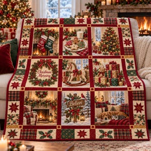 Könnte beinhalten: Eine Patchwork-Decke mit neun verschiedenen weihnachtlichen Motiven, darunter Strümpfe, Plätzchen, ein Weihnachtsbaum, ein Kranz mit dem Text Christmas Morning, ein Schaukelpferd, Geschenke, ein Kamin, ein Schild mit der Aufschrift Believe und ein Hund.