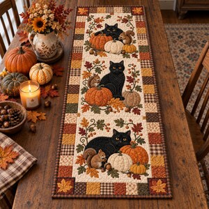 Tafelloper met zwarte kat en pompoenmotief, herfsttafeldecoratie, patchwork tafelloper met eekhoornmotief, landelijke herfstdecoratie, cadeau voor kattenliefhebbers
