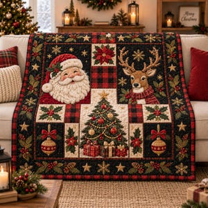 Op de afbeelding: Een gewatteerde plaid met een feestelijk kerstthema, voorzien van een versierde boom, een portret van de Kerstman en een rendier. Het ontwerp bevat rood-zwarte ruitpatronen, kerststerren, gouden sterren en sneeuwvlokken.