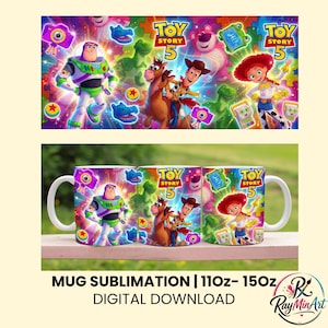 Puede incluir: Una taza de cerámica blanca con un diseño colorido de Toy Story 5. El gráfico muestra a Buzz Lightyear, Woody sobre Perdigón, Jessie y Lotso sobre un fondo de piezas de rompecabezas. El texto Toy Story 5 está impreso en azul y amarillo.