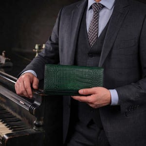 Personalized Green Leather Crocodile Embossed Slim Wallet For Men Minimalist Billfold Wallet Pocket Wallet Luxury Christmas Gift for Him