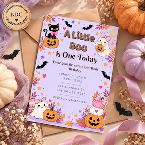 Può includere: Un biglietto d'invito per compleanno color viola chiaro con un gatto nero su una zucca, due fantasmi con fiocchi rosa e zucche di Halloween. Il testo recita: A Little Boo is One Today, Come Join the cutest Boo Bash Birthday, Saturday, June 1st, 3 PM - 5 PM, 123 Anywhere St., Any City, ST 12345, RSVP TO +123-456-7890.