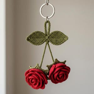 Virkat nyckelringsmönster för rosor i PDF-format, mönster för nyckelringar med blommor, virkad väska med rosberlock, digital nedladdning.