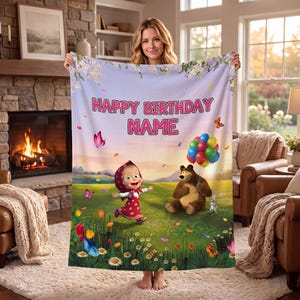 Manta de cumpleaños personalizada de Masha y el Oso con nombre personalizado y globos de pradera. Manta de franela.