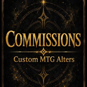 Puede incluir: Un letrero rectangular negro con bordes decorativos dorados y líneas geométricas centrales. El texto COMMISSIONS aparece en letras doradas grandes con serifa sobre el texto más pequeño Custom MTG Alters en un fondo oscuro.
