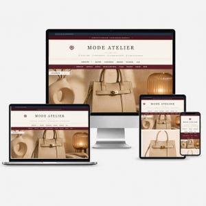 Peut inclure: Un affichage numérique présentant le site web Mode Atelier sur un écran d'ordinateur, un ordinateur portable, une tablette et un smartphone. Le site affiche un sac à main beige, un vase en céramique et une lampe striée avec le texte Mode Atelier.