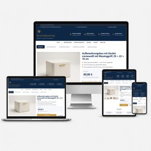 Könnte beinhalten: Ein Desktop-Computer, ein Laptop, ein Tablet und ein Smartphone zeigen die E-Commerce-Website Musterkontor. Die Bildschirme zeigen eine Aufbewahrungsbox mit Deckel und Messinggriff in Cremeweiß mit den Maßen 26 x 22 x 18 cm.