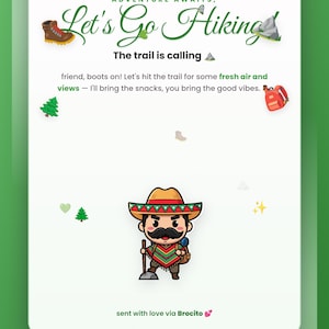 Puede incluir: Una tarjeta blanca con bordes verdes que incluye el texto Adventure Awaits, Let's Go Hiking! The trail is calling. Contiene ilustraciones de una bota de senderismo, montaña, pinos y una mochila roja. Un personaje lleva un sombrero y un poncho.