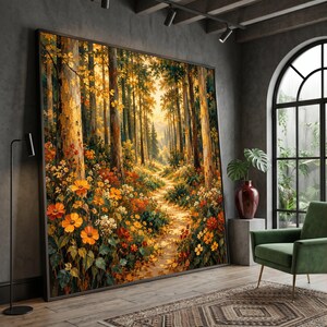 Puede incluir: Una gran pieza de arte mural rectangular que presenta un paisaje forestal con árboles altos y un sendero sinuoso. La escena está llena de flores silvestres de colores naranja, amarillo y rojo en primer plano, sobre un fondo boscoso dorado y soleado.