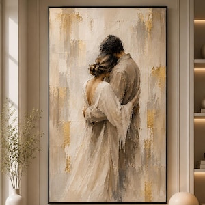 Könnte beinhalten: Ein rechteckiger Wandkunstdruck mit einem Ölgemälde von zwei sich umarmenden Figuren. Die Figuren sind in Creme-, Beige-, Grau- und Goldtönen mit sichtbaren Pinselstrichen dargestellt. Das Bild ist in einem dünnen schwarzen Rahmen gefasst.
