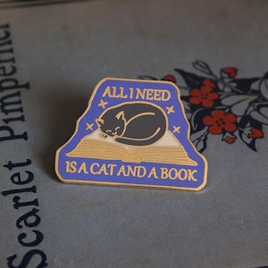Alles was ich brauche ist eine Katze und eine Buchnadel