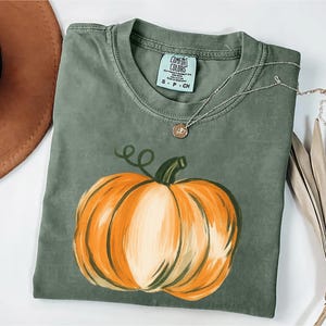 Maglietta Comfort Colors con zucca ad acquerello, maglietta autunnale con zucche, maglietta di Halloween da donna, maglietta accogliente per il Giorno del Ringraziamento, regalo carino con vibrazioni autunnali per lei