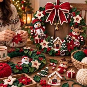 Puede incluir: Una corona de Navidad tejida a mano en crochet con un gran lazo rojo, un mu&ntilde;eco de nieve, un reno, una casa de jengibre, pi&ntilde;as y flores de pascua. Incluye adornos adicionales de crochet como un mu&ntilde;eco de nieve y un reno.