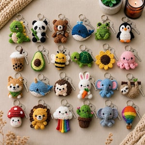 Pode incluir: Uma coleção de vinte e quatro porta-chaves de croché com formas de animais e objetos. As figuras incluem um dinossauro, panda, urso, baleia, rã, pinguim, chá boba, abacate, abelha, tartaruga, girassol, polvo, cão, narval, ouriço, coelho, elefante, bicho-preguiça, cogumelo, leão, nuvem com arco-íris, cato e um balão de ar quente.