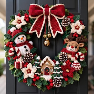 Puede incluir: Una corona navide&ntilde;a festiva con elementos de ganchillo que incluyen un mu&ntilde;eco de nieve, un reno, una casa de jengibre, pi&ntilde;as, flores de pascua y un gran lazo rojo. Tres cascabeles dorados cuelgan del centro del lazo con hilos verdes.