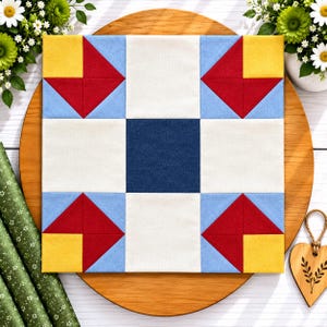 Könnte beinhalten: Ein quadratischer Quiltblock mit einem Neun-Felder-Rasterdesign. Das mittlere Quadrat ist dunkelblau, umgeben von vier weißen Quadraten an den Seiten und vier Eckquadraten, die aus roten Dreiecken, hellblauen Dreiecken und gelben Quadraten bestehen.
