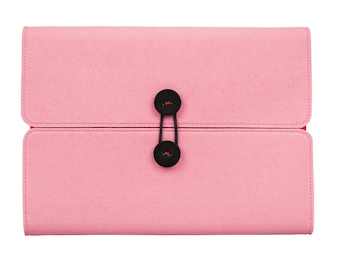 Könnte beinhalten: Eine rosa Laptoptasche aus Filz mit einem schwarzen Knopfverschluss.
