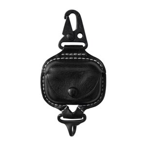 Op de afbeelding: Zwarte leren tas met witte stiksels en een zwarte metalen clip. De tas heeft een klep met een knoopsluiting.