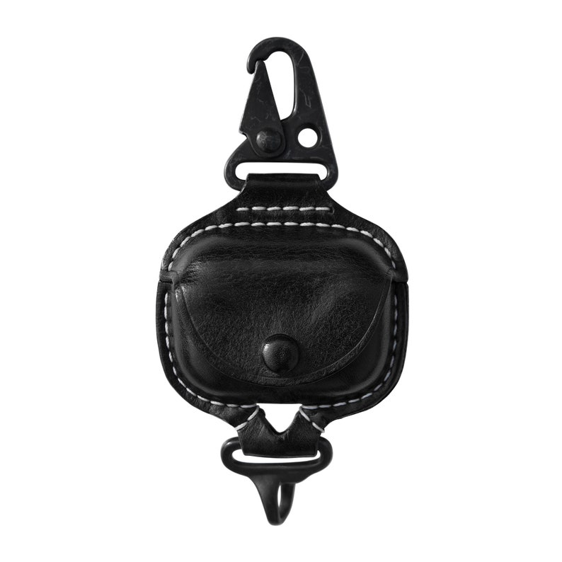 Op de afbeelding: Zwarte leren tas met witte stiksels en een zwarte metalen clip. De tas heeft een klep met een knoopsluiting.