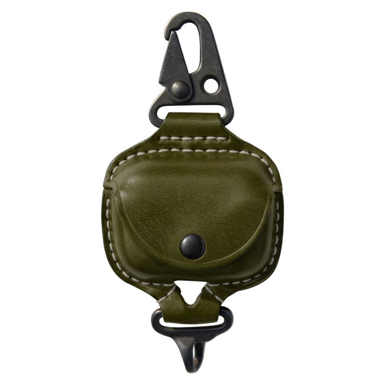 Op de afbeelding: Een groene leren hoes met een metalen clip om AirPods of andere kleine voorwerpen te dragen.