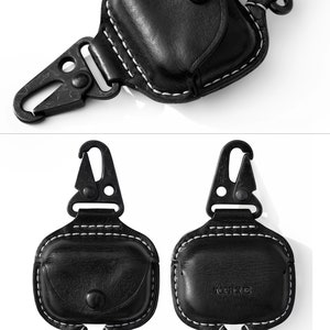 Op de afbeelding: Zwart leren etui met een karabijnhaak voor AirPods. De etui heeft witte stiksels en een TOPHOME-logo.