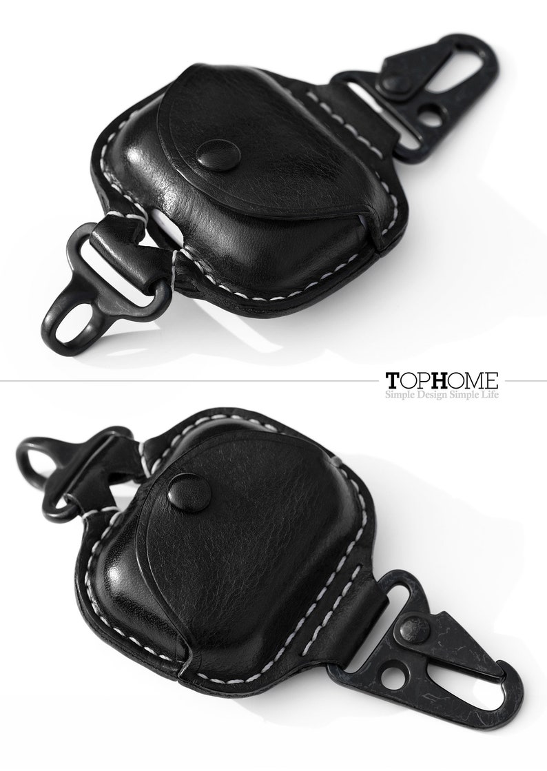 Op de afbeelding: Zwart leren etui met witte stiksels en een zwarte metalen karabijnhaak. Het etui heeft een klep die met een knoop kan worden gesloten. De tekst "TOPHOME Simple Design Simple Life" staat onderaan de afbeelding.