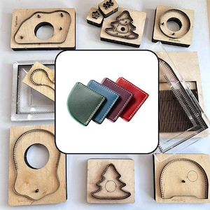Può includere: Una collezione di fustelle per pelle di varie forme montate su blocchi di legno, che circondano un'immagine centrale di quattro piccole pochette in pelle piegate nei colori verde, blu, bordeaux e rosso, con cuciture bianche visibili.