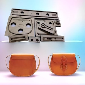 Könnte beinhalten: Zwei hellbraune Ledertaschen mit abgerundeten Klappen und genähten Kanten werden zusammen mit einer Sammlung von Holzstanzformen präsentiert, die verschiedene Formen, kreisförmige Ausschnitte und Metallklingen aufweisen.