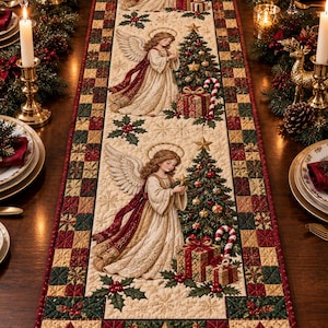 Puede incluir: Un camino de mesa acolchado rectangular con un patrón repetitivo de ángeles con halos, árboles de Navidad y regalos envueltos. El borde consiste en un diseño a cuadros rojo, verde y dorado con motivos de flores de pascua y una gran estrella.