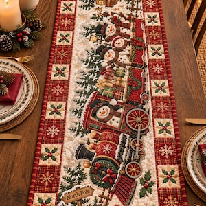 Peut inclure: Un chemin de table matelassé rectangulaire orné d'une scène de train de Noël avec des bonhommes de neige, des cadeaux emballés et un panneau North Pole. La bordure présente des motifs de carreaux rouges et verts, de flocons et de houx.