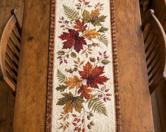 Quilted Maple Leaf Table Runner, Fall Autumn Table Decor, Thanksgiving Harvest Farmhouse Decor, Plaid Table Runner