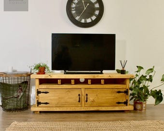 Mobile porta TV rustico fatto a mano in legno, consolle multimediale in stile rustico con ante scorrevoli, centro di intrattenimento in mogano massello o teak.