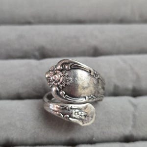 Vintage Oneida Wm. A. Rogers Silver Plated Spoon Ring | Wzór Vanessa, rozmiar 6