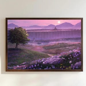 Peut inclure: Une impression de paysage encadrée montrant un immense mur de pierre s'étendant à l'horizon sous un ciel de coucher de soleil rose. Un grand arbre se dresse sur une colline herbeuse au premier plan, surplombant un champ de fleurs sauvages.
