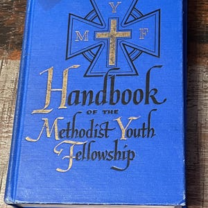Stary podręcznik Wspólnoty Młodzieży Metodystycznej z 1953 r., książka w twardej oprawie w kolorze niebieskim, wydawnictwo Methodist Publishing House, historia Kościoła