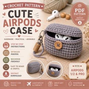 Könnte beinhalten: Eine graue AirPods-Hülle aus Häkelarbeit mit einem Holzknopfverschluss und einer passenden Kordel. Der Text lautet CROCHET PATTERN CUTE AIRPODS CASE, PDF PATTERN INSTANT DOWNLOAD, STEP BY STEP INSTRUCTIONS, DETAILED PHOTOS, BEGINNER FRIENDLY, FITS AIRPODS 1/2 & PRO.