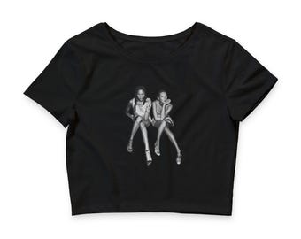 Camiseta corta con ilustración de dos chicas sentadas | Diseño retro en escala de grises