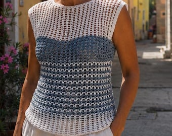 Häkeltop Gr. M – Handmade Crochet Top in Weiß Blau mit Lurex & Effektgarn – One of One Riviera Atelier Look