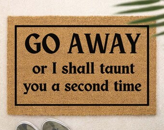Fußmatte Go Away or I Shall Taunt You a Second Time – Monty Python Fußmatte, Lustige Witzige Türmatte, Geschenk zum Einzug, Geek Geschenk