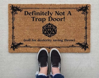Fußmatte „Definitely Not a Trap Door“ – Lustige Dungeons DD2 Fantasy Türmatte | Rutschfeste Fußmatte für Innen & Außen | Geek Geschenk