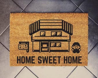 Anime Fußmatte Home Sweet Home – Pixel Art Kokosmatte, Retro Gaming Deko, Gamer Geschenk, Geek Fußmatte, Lustige Willkommensmatte