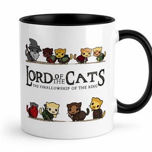 Könnte beinhalten: Ein weißer Keramikbecher mit schwarzem Innenraum und Henkel, bedruckt mit einer Grafik von Cartoon-Katzen in Fantasy-Kostümen. Der Text lautet Lord of the Cats, The Furrllowship of the Ring, ergänzt durch Illustrationen von neun kleinen Katzen.