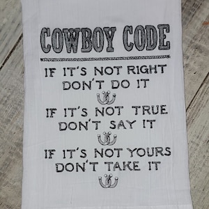 Può includere: Asciugamano da cucina bianco con testo nero che recita "COWBOY CODE" e tre righe di testo: "IF IT'S NOT RIGHT DON'T DO IT", "IF IT'S NOT TRUE DON'T SAY IT" e "IF IT'S NOT YOURS DON'T TAKE IT".