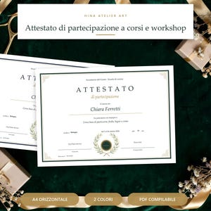 Pode incluir: Dois certificados horizontais brancos com bordas em verde escuro e dourado, apresentando o texto "ATTESTATO di partecipazione" e "Chiara Ferretti" ao centro, decorados com um emblema de coroa de louros e fitas douradas sobre um fundo verde escuro.