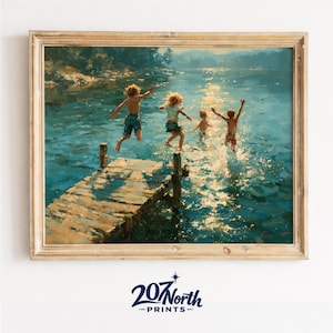 Op de afbeelding: Een ingelijste olieverfschilderijprint met vier kinderen die vanaf een houten steiger in een zonnig blauw meer springen. De scène vangt de beweging van waterspatten en gouden zonlicht op het wateroppervlak. Tekst 207 North Prints staat onderaan.