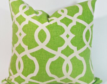 Può includere: Cuscino da lancio verde e bianco con motivo geometrico. Il cuscino presenta un design a traliccio bianco su uno sfondo verde brillante.