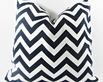 Könnte beinhalten: Ein schwarzes und weißes Kissen mit Chevron-Muster. Das Kissen ist aus einem weichen, bequemen Stoff gefertigt und perfekt, um jedem Raum einen Hauch von Stil zu verleihen.