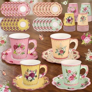 Puede incluir: Un juego de tazas de té y platillos festoneados de papel desechable en rosa, amarillo y verde claro. Cada pieza presenta motivos florales de rosas. La colección incluye pilas de tazas y platillos a juego, además de cuatro juegos montados.