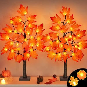 Peut inclure: Deux arbres de table artificiels ornés de feuilles d'érable orange et rouges, illuminés par de petites lumières LED jaune chaud. Chaque arbre possède un tronc brun foncé et une base carrée. Un encart montre une feuille et une fleur lumineuses.