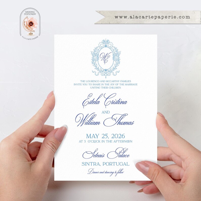 Pu&ograve; includere: Invito di nozze con un designo floreale blu e bianco. L'invito &egrave; per il matrimonio di Estela Cristina e William Thomas il 25 maggio 2026 alle 15:00 al Palazzo Seteais a Sintra, Portogallo. Cena e balli a seguire.